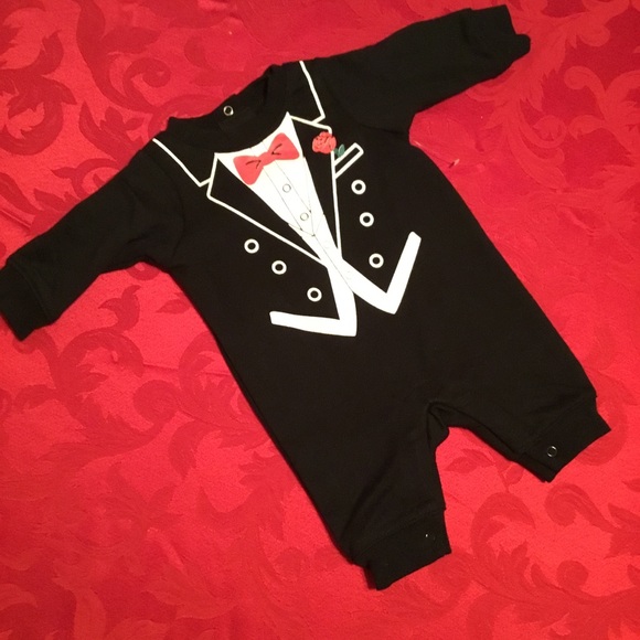 🔴⚫️⚪️ 🆕 NEWBORN BABY BOY ONESIE ⚪️⚫️🔴 - Picture 2 of 6